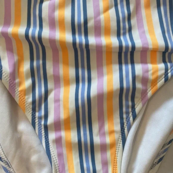 Cut out one piece bathing suit - Picture 5 of 7